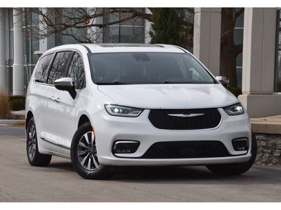 Used 2023 Chrysler Pacifica Limited w/ Uconnect Theater Family Group