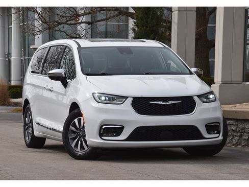 Used 2023 Chrysler Pacifica Limited w/ Uconnect Theater Family Group image 1