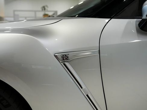 Used 2016 Nissan GT-R Premium AWD/4WD image 5