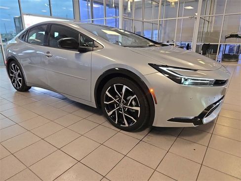 Used 2025 Toyota Prius Plug-In Hybrid image 2