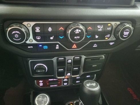 Used 2024 Jeep Wrangler Unlimited Rubicon 4xe w/ Convenience Group AWD/4WD image 3