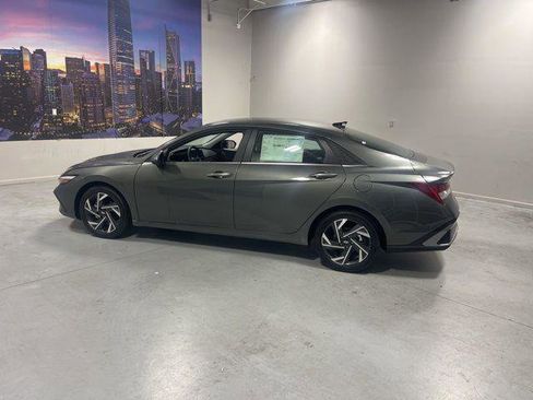 New 2025 Hyundai Elantra Limited FWD image 4