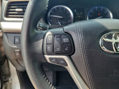 Used 2018 Toyota Highlander XLE AWD/4WD image 16