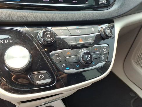 Used 2022 Chrysler Pacifica Touring-L FWD image 21
