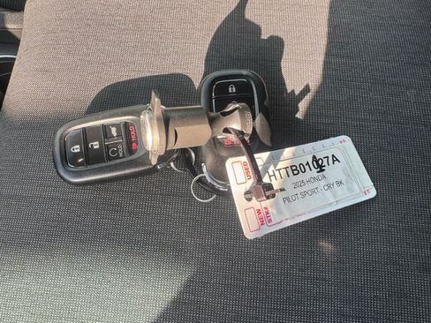 Certified 2025 Honda Pilot Sport image 30