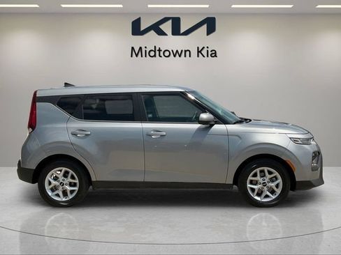 Used 2022 Kia Soul LX w/ Technology Package FWD image 2