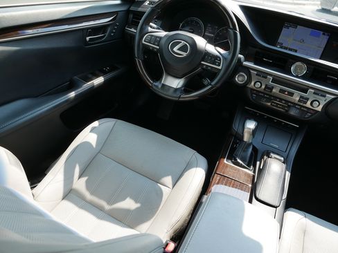 Used 2016 Lexus ES 350 w/ Luxury Package w/Wood Trim FWD image 9