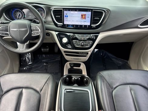 Used 2024 Chrysler Pacifica Touring-L FWD image 4