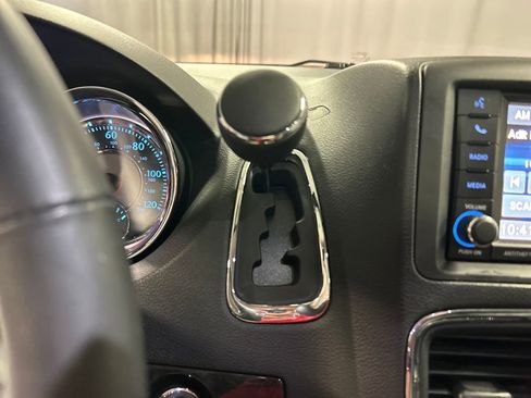 Used 2016 Chrysler Town & Country Touring-L FWD image 20