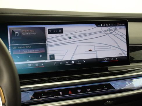 Used 2025 BMW 740i image 9