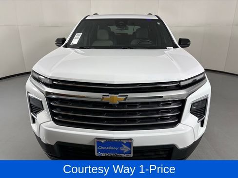 Used 2025 Chevrolet Traverse LT AWD/4WD image 4