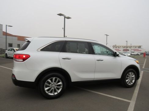 Used 2017 Kia Sorento LX w/ LX Convenience Package image 13