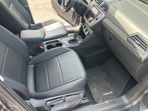 Used 2021 Volkswagen Tiguan SE w/ Panoramic Sunroof Package image 9