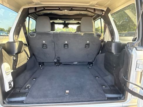Used 2025 Jeep Wrangler Unlimited Rubicon AWD/4WD image 16