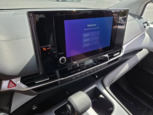 Used 2025 Toyota Sienna LE FWD image 22