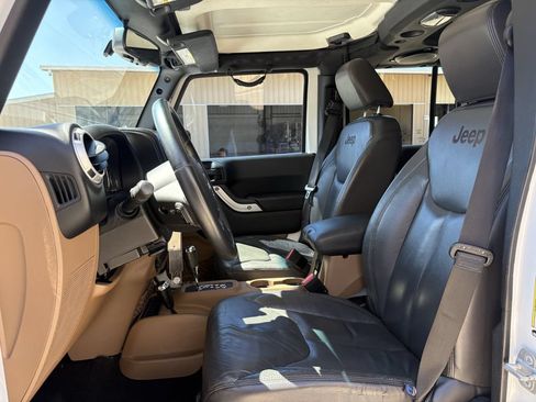 Used 2014 Jeep Wrangler Unlimited Sahara w/ Connectivity Group AWD/4WD image 12