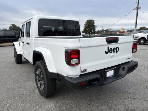 New 2026 Jeep Gladiator Sahara image 8