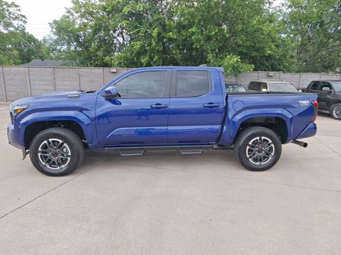 Used 2025 Toyota Tacoma TRD Sport AWD/4WD image 3