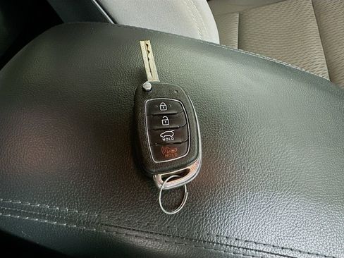 Used 2017 Hyundai Santa Fe SE image 39