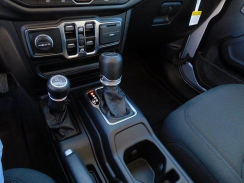 Used 2023 Jeep Gladiator Sport image 3