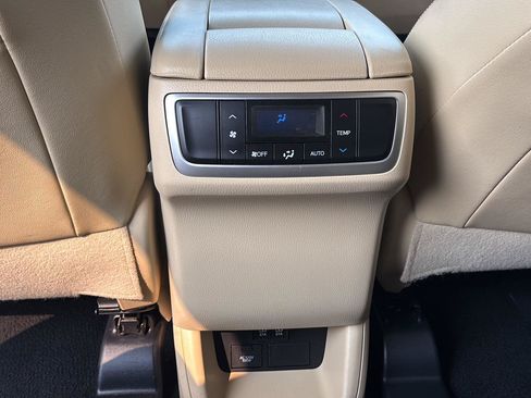 Used 2018 Toyota Highlander XLE AWD/4WD image 24
