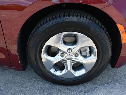 Used 2018 Chrysler Pacifica Touring-L FWD image 37
