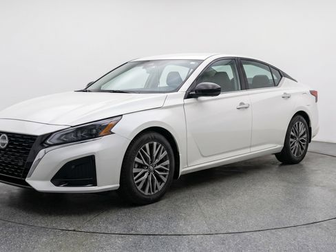 Used 2025 Nissan Altima 2.5 SV FWD image 3