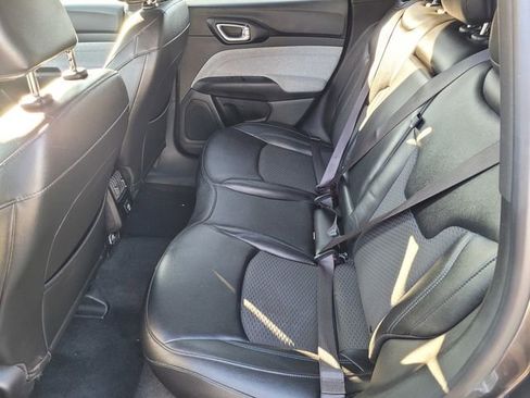 Used 2024 Jeep Compass Latitude image 8