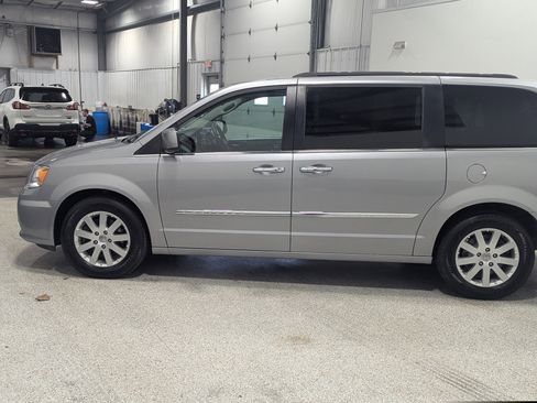 Used 2016 Chrysler Town & Country Touring w/ Driver Convenience Group image 6