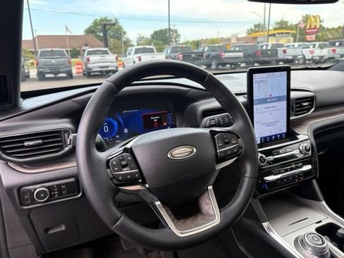 Certified 2023 Ford Explorer Platinum w/ Technology Package AWD/4WD image 4