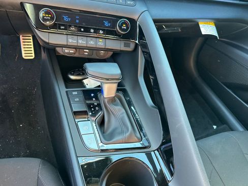 New 2025 Hyundai Elantra SEL image 31