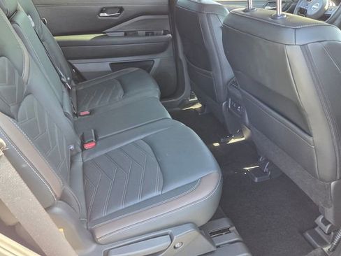 Used 2023 Nissan Pathfinder Platinum w/ Black Appearance Package AWD/4WD image 13