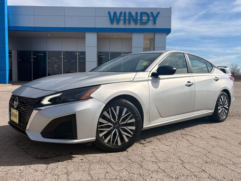 Used 2024 Nissan Altima 2.5 SV FWD image 1
