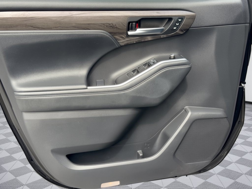 Certified 2021 Toyota Highlander Platinum FWD image 14
