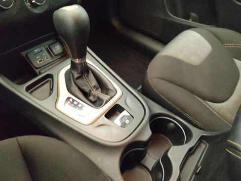 Used 2017 Jeep Cherokee Sport FWD image 26