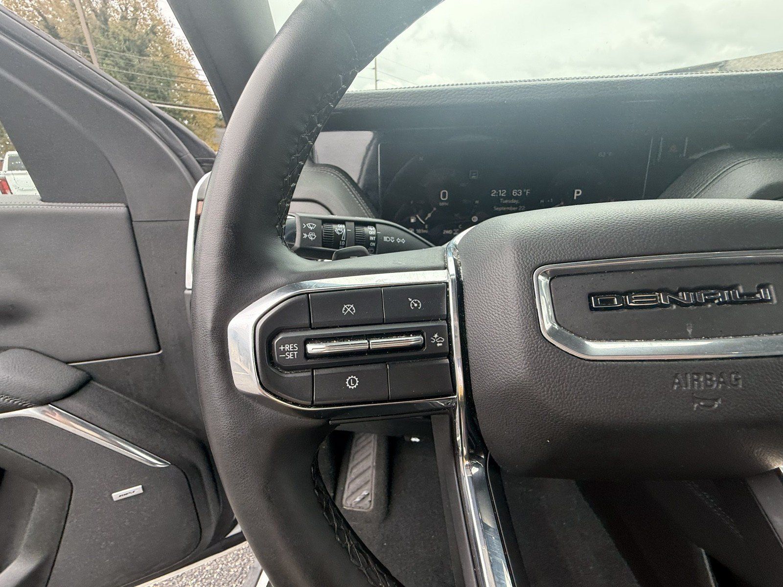 Used 2025 GMC Yukon Denali AWD/4WD image 17