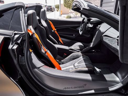 Used 2025 McLaren 750S Spider image 31