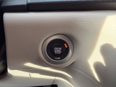 Used 2022 Chrysler Pacifica Touring-L image 12