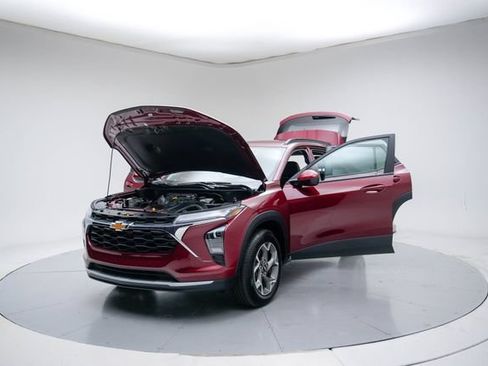 Used 2025 Chevrolet Trax LT FWD image 18