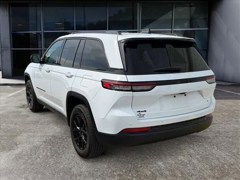 Used 2025 Jeep Grand Cherokee Altitude image 3