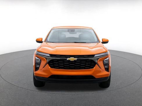 Used 2025 Chevrolet Blazer LT FWD image 2
