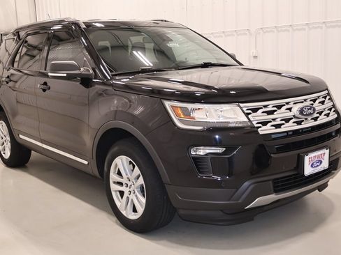 Certified 2019 Ford Explorer XLT w/ Equipment Group 201A AWD/4WD image 4