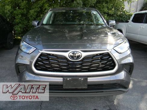 Used 2023 Toyota Highlander L AWD/4WD image 2