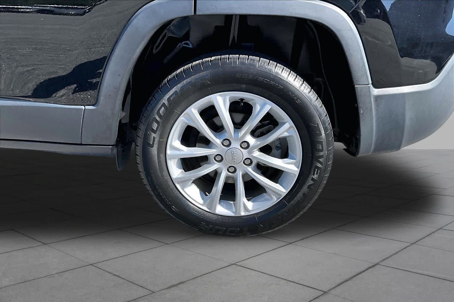Used 2021 Jeep Cherokee Latitude FWD image 10