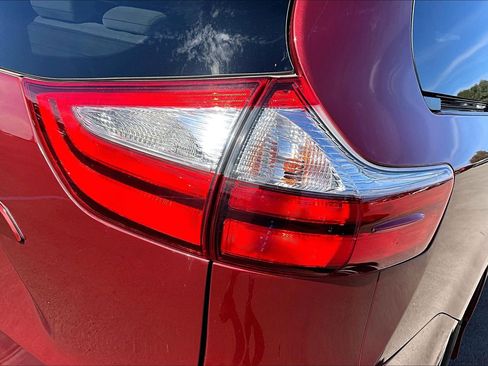 Used 2018 Toyota Sienna LE image 29