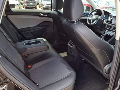 Used 2023 Volkswagen Taos SE FWD image 21