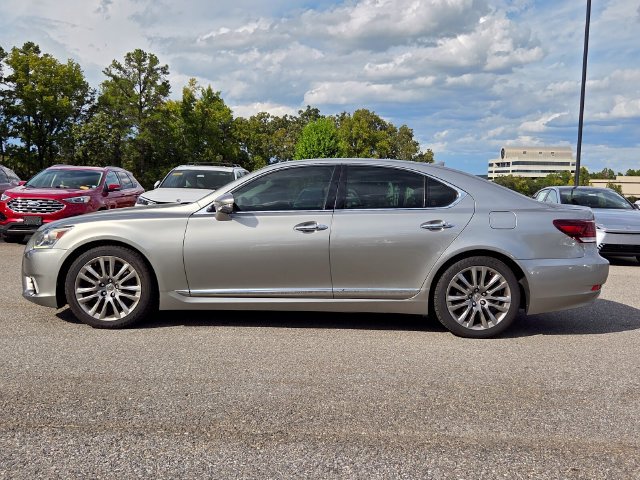 Used 2017 Lexus LS 460 w/ Comfort Package RWD image 2