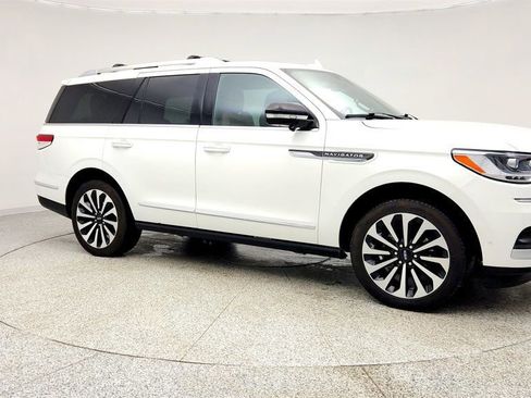 Used 2024 Lincoln Navigator Reserve image 3