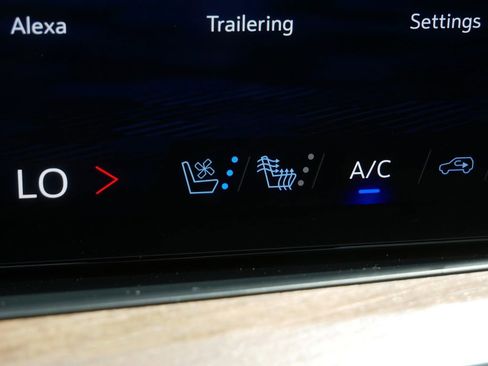 Used 2025 Chevrolet Suburban High Country image 30