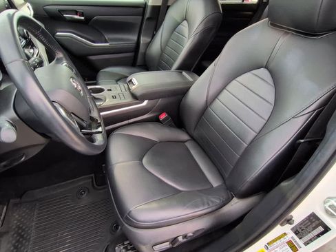 Used 2021 Toyota Highlander XLE image 16